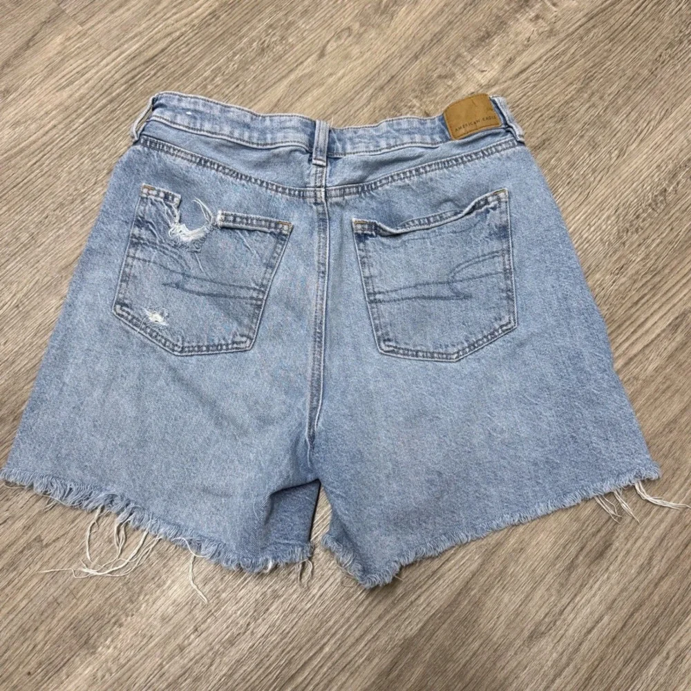 American Eagle Baggy Mom Shorts Light Wash Distressed Denim Size 6 Womens